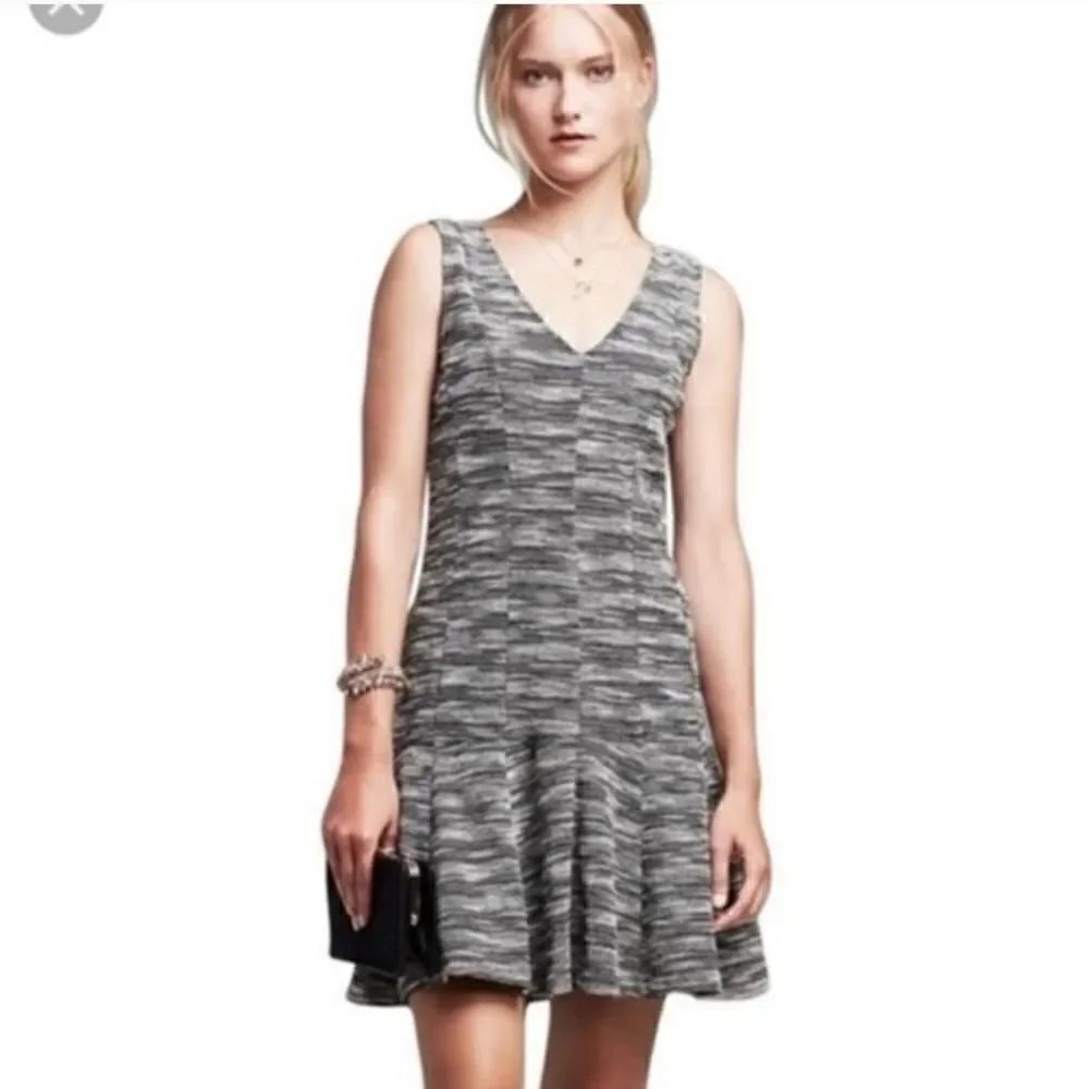 Banana Republic Black and Cream Fit andâFlareâTweedâSleevelessâDressâ-âSizeâ4